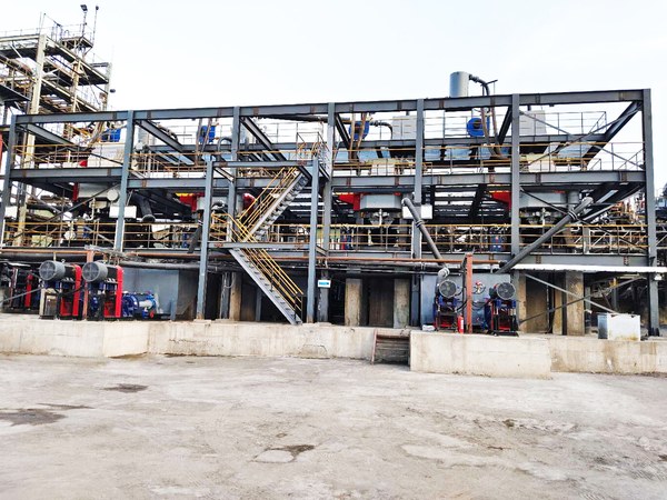 Multi-level plant building housing magnetic and flotation circuits
