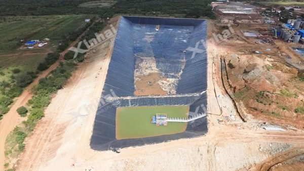 Lined dry stacking area with decant pond