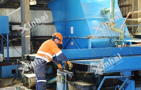 Adjusting a shaking table at the tungsten plant